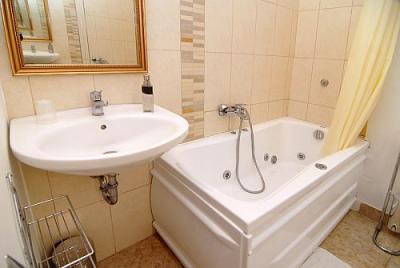 Bathroom with jacuzzi in the apartment of Hotel Panorama in the downtown of Eger - Panorama Hotel Eger - romantic and cheap accommodation in Eger